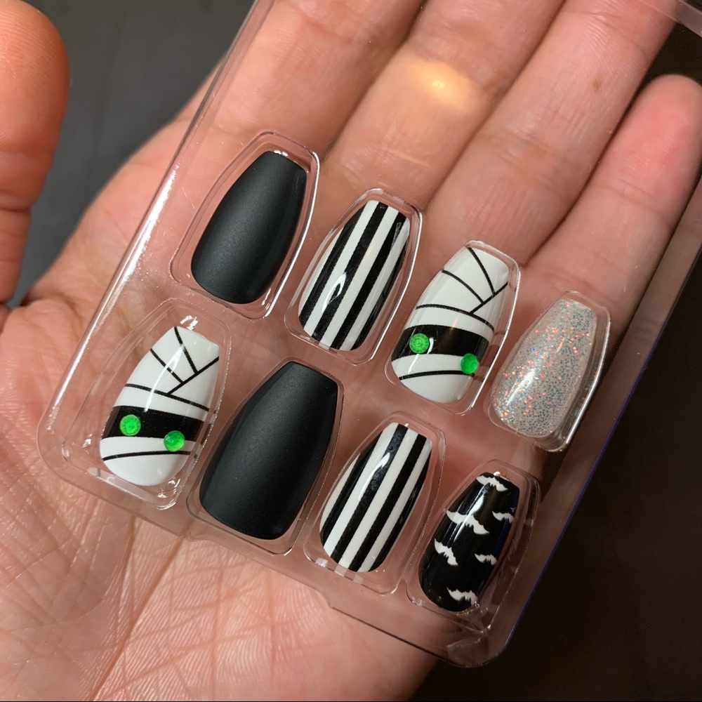 KISS Limited Edition Halloween Nails | Med. Length